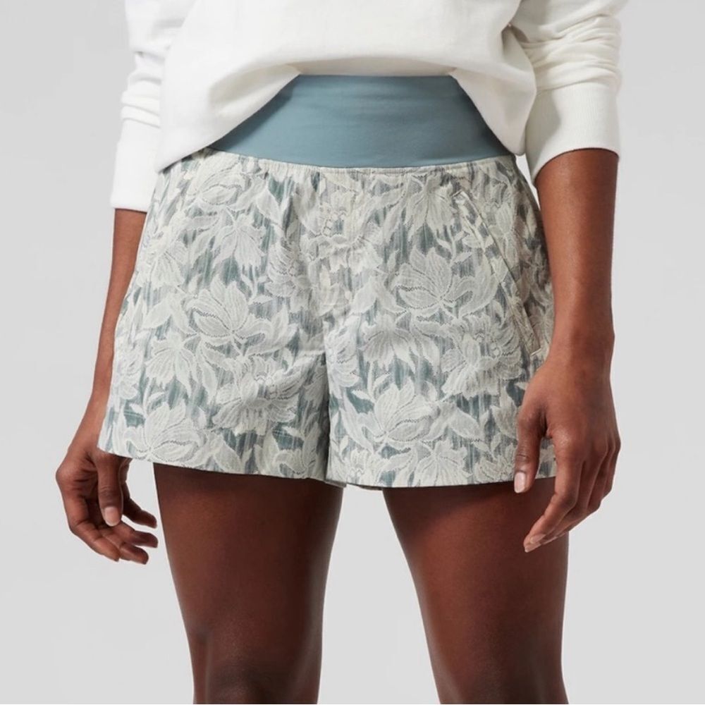 Athleta Trekkie North Short Ethereal Bloom Magnolia White- Size 4